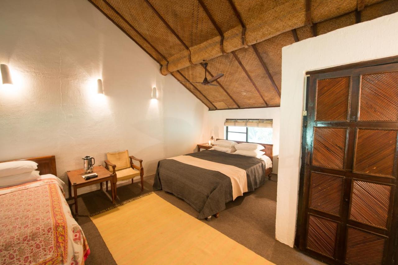 Tiger Tops Tharu Lodge Читван Экстерьер фото
